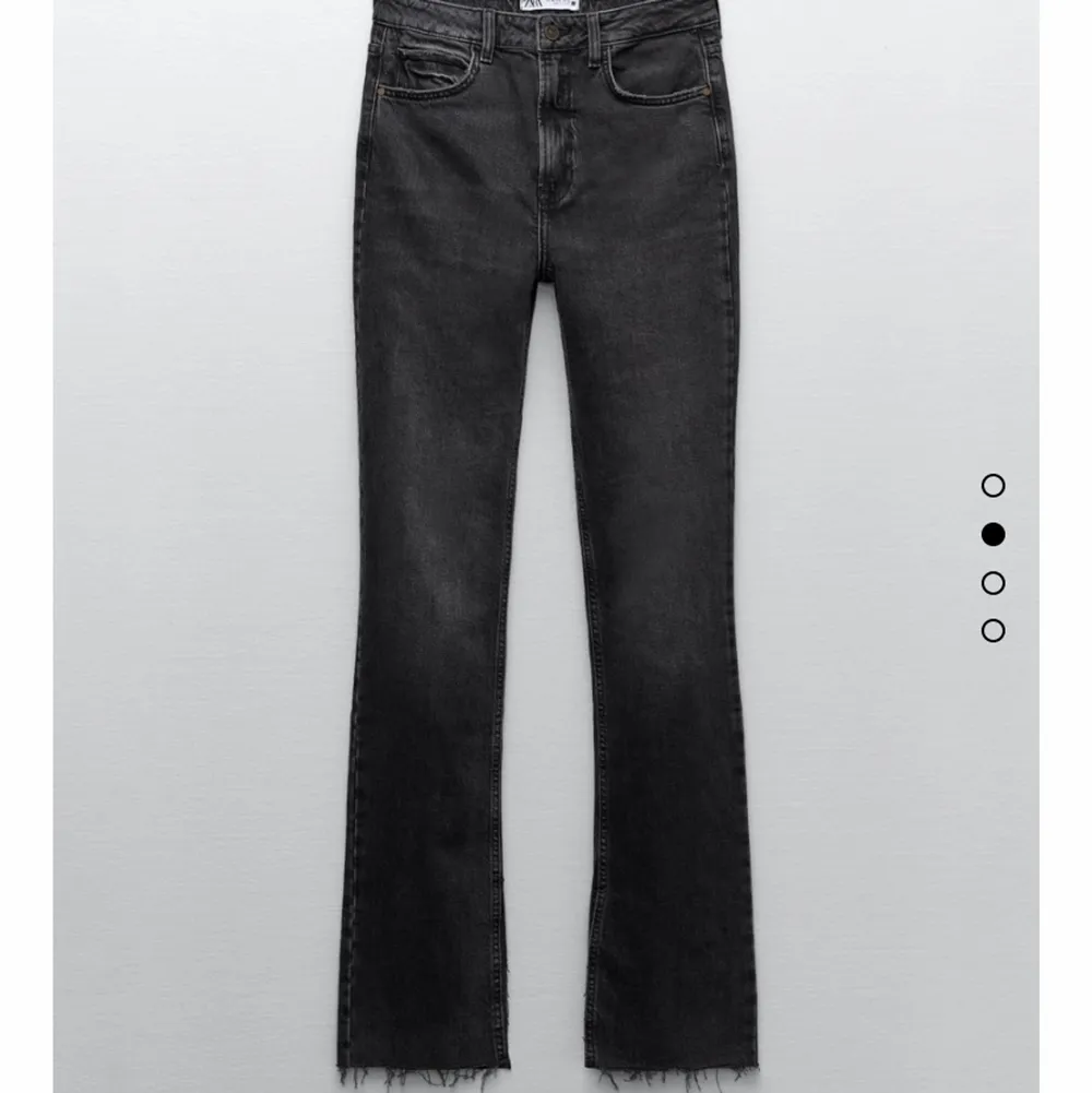 Jeans från zara har insett efter 1 användning att de är lite för små för mig. Kan tänka mig byta mot en 36a. ”High Rise slim flare”. Jeans & Byxor.