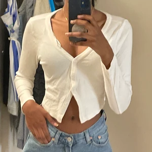 Snygg vit topp för hösten!  - En snygg vit topp från H&M<3 Om mer bilder önskas kan jag skicka privat<3 Köparen håller för frakten men kan mötas i sthlm/odenplan annars💕