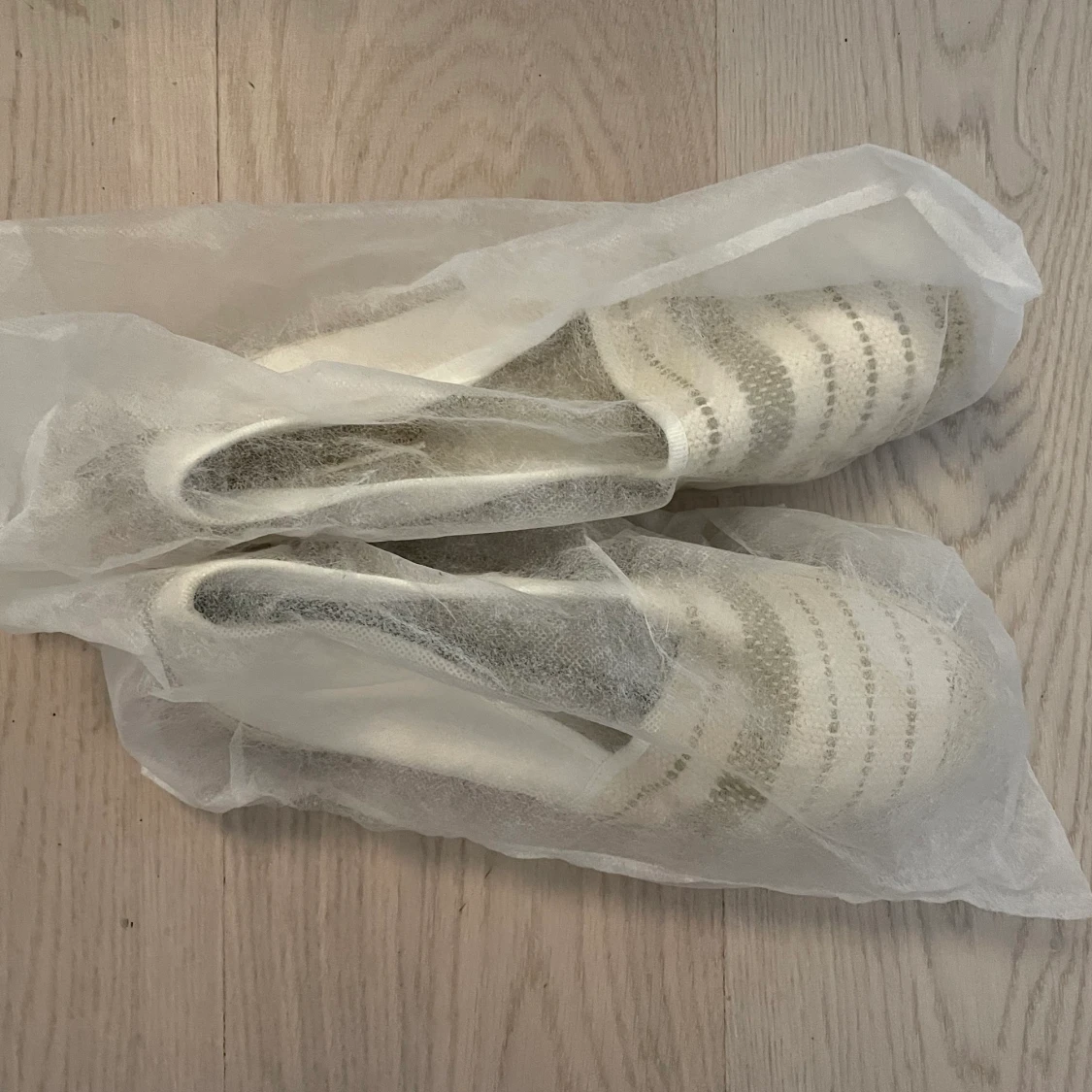 Oanvända skor (stlk 41 men passar en 40) - 91