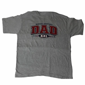 Dad - Vintage Graphic T-shirt  - En riktigt Nice tröja att ha som en baggy då den är väldigt stor. Kan även ha den med lite komedisk innebörd. Är thriftad i USA men kan tro att den är rätt ny med tanke på att den där i perfekt skick.