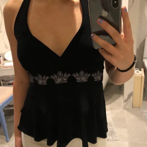 Y2k linne - Sjukt coolt linne men som inte riktigt är min stil, därför säljs den. Startbud 79kr+ frakt💕