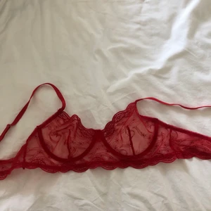 bralett röd  - As fin bralett som tyvärr aldrig  kommit till användning, jag har 75B så skulle säga att den passar en s. 