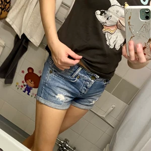 Jeansshorts i storlek S - Blå jeansshorts från Global Funk i storlek S, mycket sparsamt använda - nyskick.