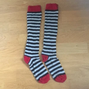 Randiga knästrumpor✨ - Svart och vit randiga strumpor med röda kanter. De är i 100% ull vilket jag älskar eftersom ull håller dig varm på vintern och kall på sommaren. De här strumporna passar perfekt med en kort tjol för en kawaii-kännsla men de är ochså sååå coola att ha under benvärmare om man vill ha layers, vilket blir mer och mer populärt. ⛓✨ Skriv vid frågor!