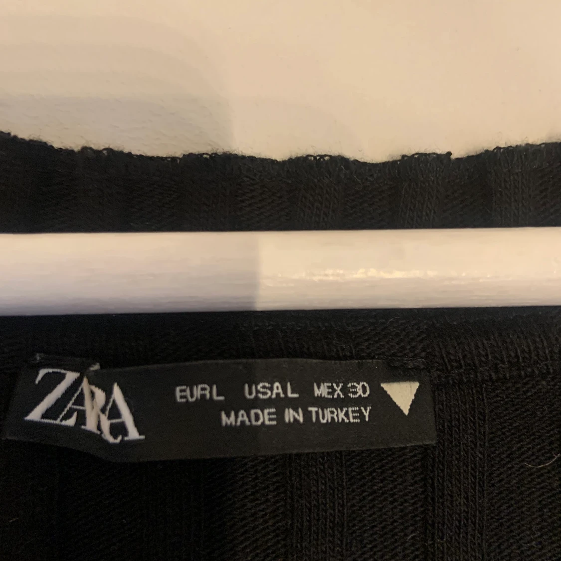 Svart urringad tröja - 90