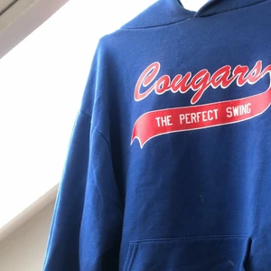 ❤️💙härligt blå hoodie!!💙❤️ - hoodie, i en sån fin blå färg, röd text. Enkel att kombinera med bland annat vitt och rött! Lite college/varsity stil med texten ”COUGARS”. Köpt   Nu på beyond retro för 600kr Skriv vid intresse eller frågor!❤️💙 