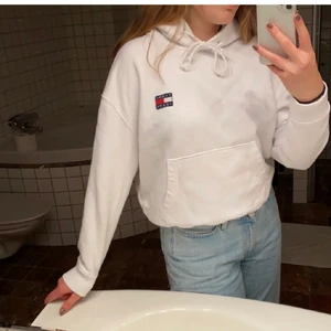 Vit Tommy Jeans hoodie! - En vit Tommy Jeans hoodie i storlek S. I lite tjockare tyg och riktigt bra kvalitet. Knappt använd. Säljes för 300 kr+frakt.