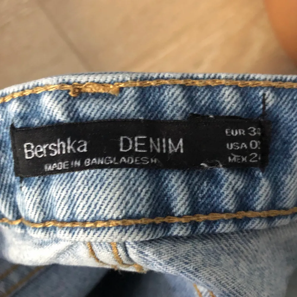 Säljer ett par snygg bershka demin jeans med hål på högra knät. De passar bra i längden på mig som är 160cm. I bra skick, säljer för att det  inte är min stil längre :) . Jeans & Byxor.