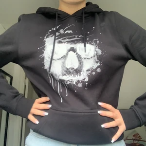 Hoodie med tryck  - Skit cool hoodie som jag köpte från Mister Tee för cr 400kr, har endast använt den 3 gången då den inte är min stil riktigt 