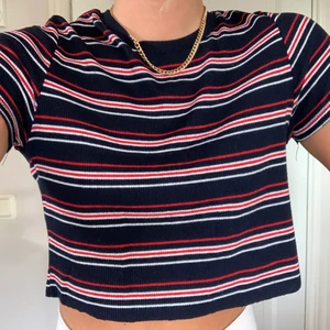 Randig T-shirt - Mörkblå T-shirt som är avklippt i kanten längst ner💙