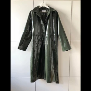 Fin militärgrön kappa i lack-material från Weekday - Säljer min fina lack-kappa för att den mest bara dammar i garderoben. Lappen är borta men ganska säker på att det är en L (passar även M). Köparen står för frakten.