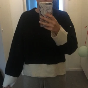 Stickad tröja från H.M storlek M - Den är lite lite lite Stickig men annars är den skön och är perfekt till vintern❣️ å de är Inge hål i den eller nått som är trasigt💕