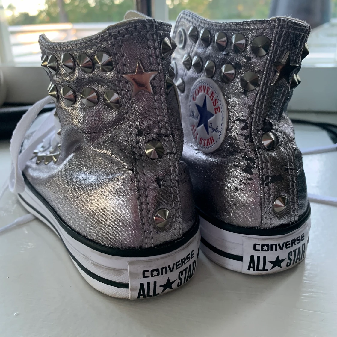 Silvriga Converse med nitar  - 90