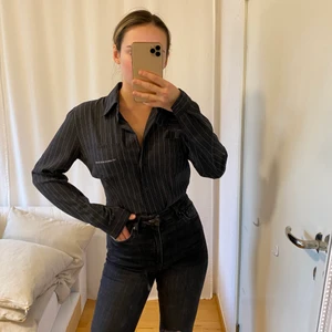 Giorgio Armani Skjorta  - Äkta Giorgio Armani Jeans Women skjorta. Mörkgrå med vita ränder. Passar en S/M. Superfint skick! FRAKT 48kr.