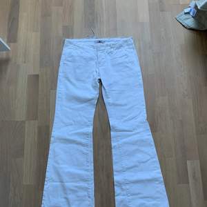 Skit snygga low waist jeans köpta på sellpy men har själv aldrig använt de då de är för små. BUDA!!! Köparen står för frakt💕