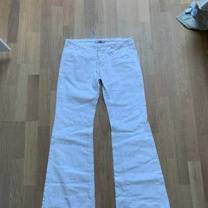 Lågmidjade jeans - Skit snygga low waist jeans köpta på sellpy men har själv aldrig använt de då de är för små. BUDA!!! Köparen står för frakt💕