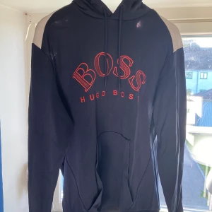 Hugo boss Hoodie  - Säljer nu min Hugo boss Hoodie då jag samlar pengarntill mopeden. Det är en fin Hoodie i storlek L som bara används ett fåtal gånger. Köpt på room 1006 i emporia i malmö. Nypris är 1800kr.