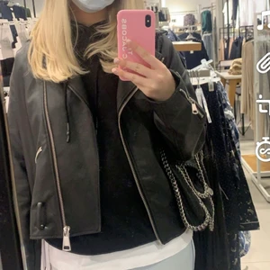Missguided skinnjacka  - Skinnjacka i bra skick. Väl använd men super tålig. Passar super till hösten och funkar även till vintern. Den är oversized. Köparen står för frakt