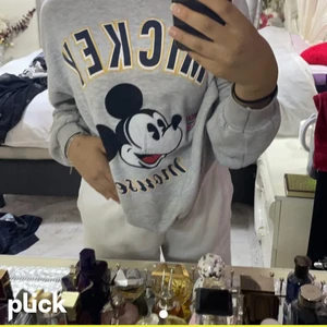 Så fin sweatshirt den bershka - Så fin vintage sweatshirt från bershka som jag har fått så många komplimanger för. Den är så snygg och passar åt allt. 