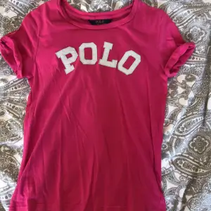 Säljer en rosa Ralph Lauren T-shirt i storlek xs! Säljer pga för liten, tröjan är i mycket bra skick! Pris kan diskuteras:) möts upp i Malmö eller så betalar köparen frakt:)