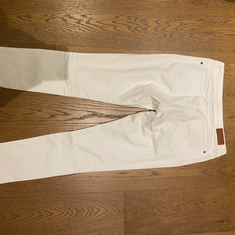 Ett par vita Lexington byxor i storlek 28 för 200 kr.. Jeans & Byxor.