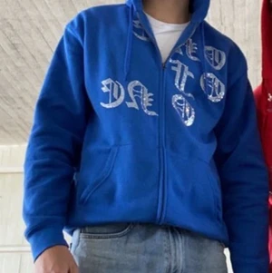 One of one hoddie - Säljer min one of one hoddie, använd ett par gånger inga flaws på den nu o har aldrig vart.  Säljer pga att jag ej använder den längre. Storlek Xl men de är små i storleken skulle jag säga har i vanliga fall M-L men beställde xl lite overzize men sitter dunder köp direkt 1700 kr inkl frakt 