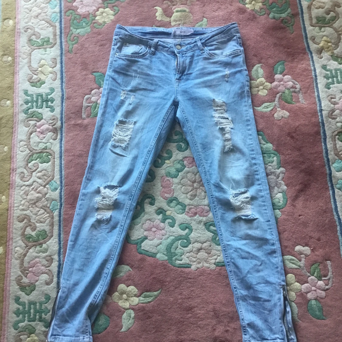 Fin håller jeans