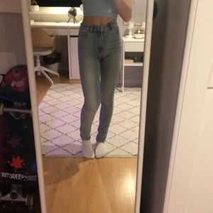 Jeans - Sköna blå jeans. Passar jättesnyggt. De är toppen och i jättebra skick. 