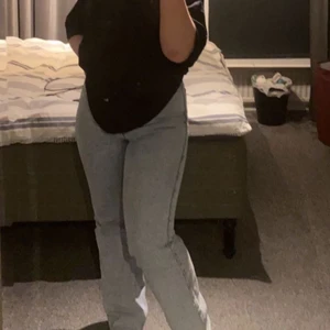 Weekday Jeans  - Säljer dessa fina Weekday Jeans i modellen Rowe Extra High!! (nyspris:500) Storleken är W:28 L:30 och passar mig som vanligtvis har W:26.27, så skulle säga att dom passar mindre/större beroende på hur man vill att dom ska sitta 🥰 I riktigt bra skick men säljer pga att de inte kommer till användning  💕💕 