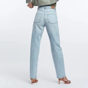 Ljusblåa jeans - Säljer mina snyggaste jeans från Gina i modellen ”90s High waist jeans”. Köpta för 2 veckor sedan men säljer pga har ett par andra som liknar dom. Dom är långa i benen, skriv vid fler bilder ❤️ nypris 600kr! (Frakt står köparen för 🚚) 