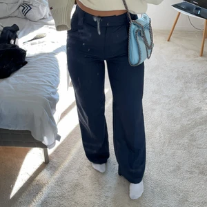 Blå kostymbyxor  - Säljer dehär nästan helt oanvända kostymbyxorna från hm! Jag är 172 