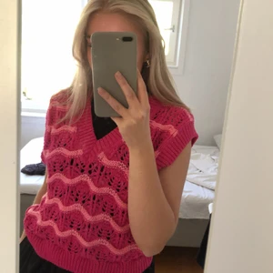 Stickad väst  - Jättefin rosa stickad väst från zara💗 aldrig använd och prislapp kvar. 