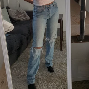 Zara jeasn - Lågmidjade jeans från zara med slitningar vid knäna🌸 passar mig som är 165cm🌸