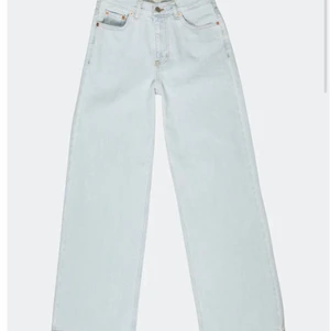 Poulära Junkjard Jeans  - Säljer nu mina favoritbyxor då de inte kommer till användning längre. Midrise och passar mig som är 164 cm lång. De är sparsamt använda och är i ett bra skick! Kontakta vid mer frågor eller önskan om mer bilder:) 