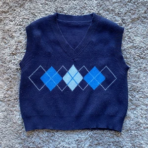 Väst från Shein - Jätte fin mörkblå väst från shein!! Den är i bra skick och har använt runt 5 gånger. Skriv till mig om ni vill ha fler bilder eller har frågor💕💕