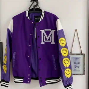 Collegejacka  - Collegejacka från Bohoo man. Unisex och helt oanvänd. Säljer för att jag inte kan skicka tillbaka den längre!