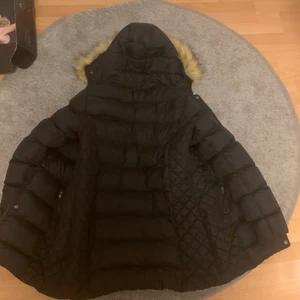 Jacka polo - Polo jacka dam, stl L men passar även M, säljes då den är för liten, ny skick på jackan. Pris kan disuteras vid snabb affär, nypris 1500