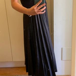 Plisserad kjol från VILA - Blankt svart material, storlek S 🥳