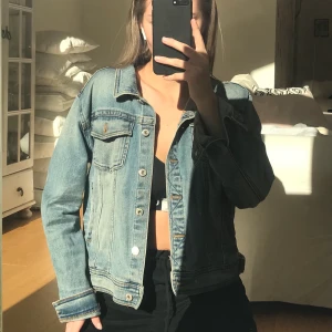 Zara jacka  - Jeansjacka från Zara, inte använts på nåt år. Jättefin och lite oversize då den är i XL o jag är vanligtvis i S. Perfekt till vädret nu 💞💘 priset är inte helt bestämt 