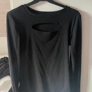 Tröja  - Hål ovanför bysten