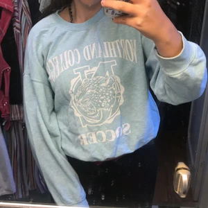 Ljusblå hoodie - Jätteskön och snygg hoodie! Den är väl använd och därför lite nopprig. Den är storlek s men skulle säga att den passar M också. Möts gärna upp i Stockholm men kan även frakta. Köparen står för frakt!💕