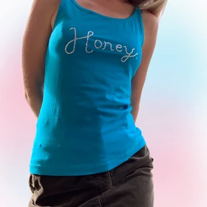 Topp med rhinestones  - Reworked topp med rhinestones 💞 Passar storlek XS-S beroende på önskad fit. Modell är en storlek XS. Skriv om funderingar och följ oss på instagram för att få fri frakt på första köpet 💞