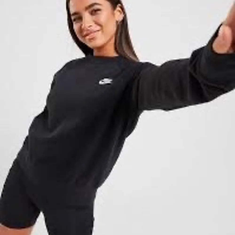 Intressekoll på en helt ny Nike sweatshirt strl M. Buda från 200 eller köp direkt för 500. BUD ÄR BINDANDE!. Hoodies.