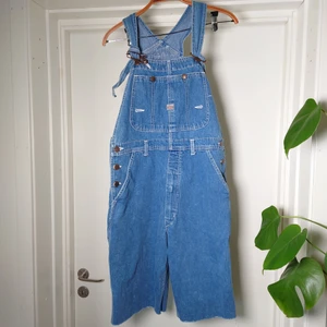 Hängselbyxor - Klassiska hängselbyxor från GULBLÅ. Avklippta till shorts. I bra använt skick! Märkta som S🌻