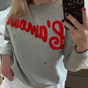 Sweatshirt  - Jag säljer denna snygga sweatshirten i storlek S, som är ifrån H&M. Den har ett stort rött tryck vid bröstet och har massa hjärt och stjärn detaljer över hela tröjan. Den är använd men i bra skick.                                   Jag säljer tröjan för 50kr + 70kr frakt.                                Hör av dig vid intresse💗 (köparen står för frakten)