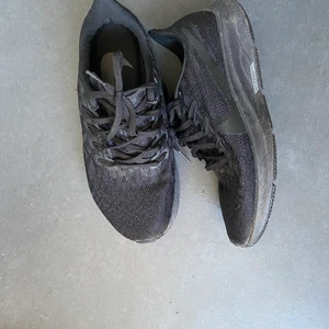 Träningsskor nike - Ett par nästintill oanvända Nike träningsskor i storlek 38( för små för mig) . Modell Nike zoom Pegasus.