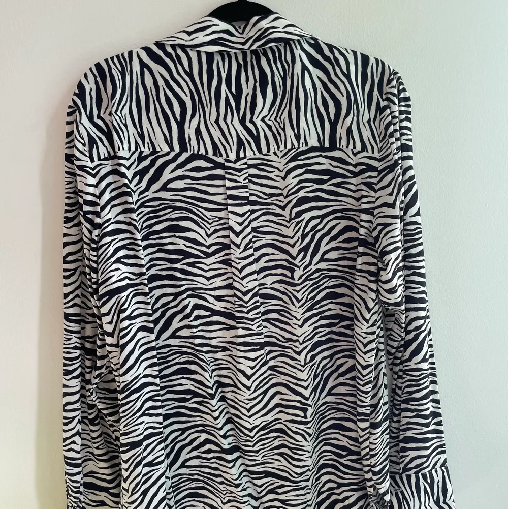 Säljer denna häftiga zebra-tryck blus/skjorta då den ej kommit till användning. Från BIKBOK och endast använd ett fåtal gånger 💖 jättesnygg V-ring i kragen & generellt bra passform. Skjortor.