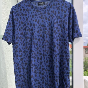 Zara T-shirt - Jättefin T-shirt ifrån Zara man som passar både tjejer (runt m) och killar (s) men kan även va snygg som en oversize tshirt. Den är aldrig andvänd och är i jättefint skick. 🤍🤗