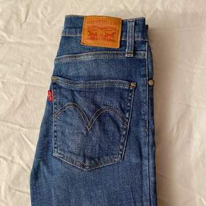Säljer dessa supersköna och snygga Levi’s jeans i modell Mile High Super Skinny, storlek 26/34. Sitter som en smäck där bak! I fint skick och inga hål! Andra bilden är lånad av zarlando:) Frakt ingår inte i priset. 