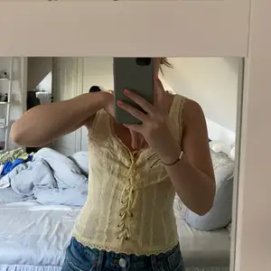 Skitsnyggt gult linne/corset från hm!!💕💕köparen står för frakten💕